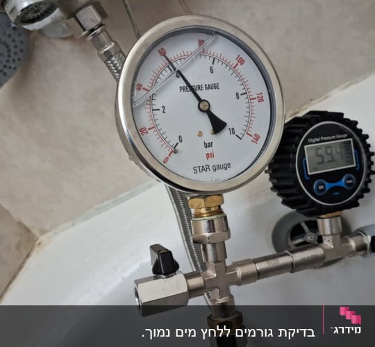 מד לחץ מים ומד דיגיטלי באמבטיה